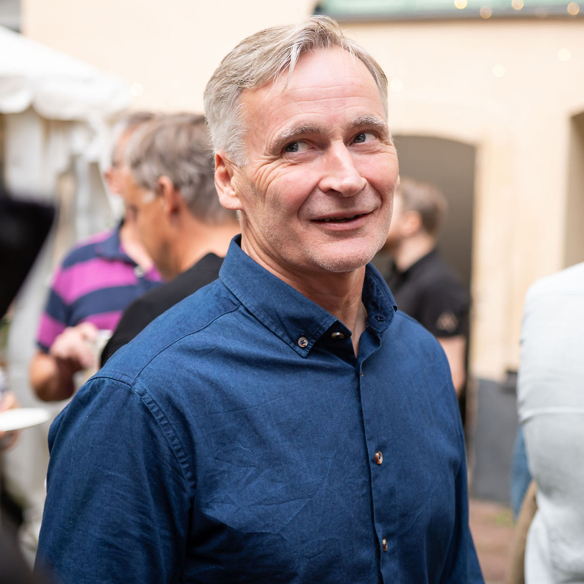 Kenneth Aura - Attiva